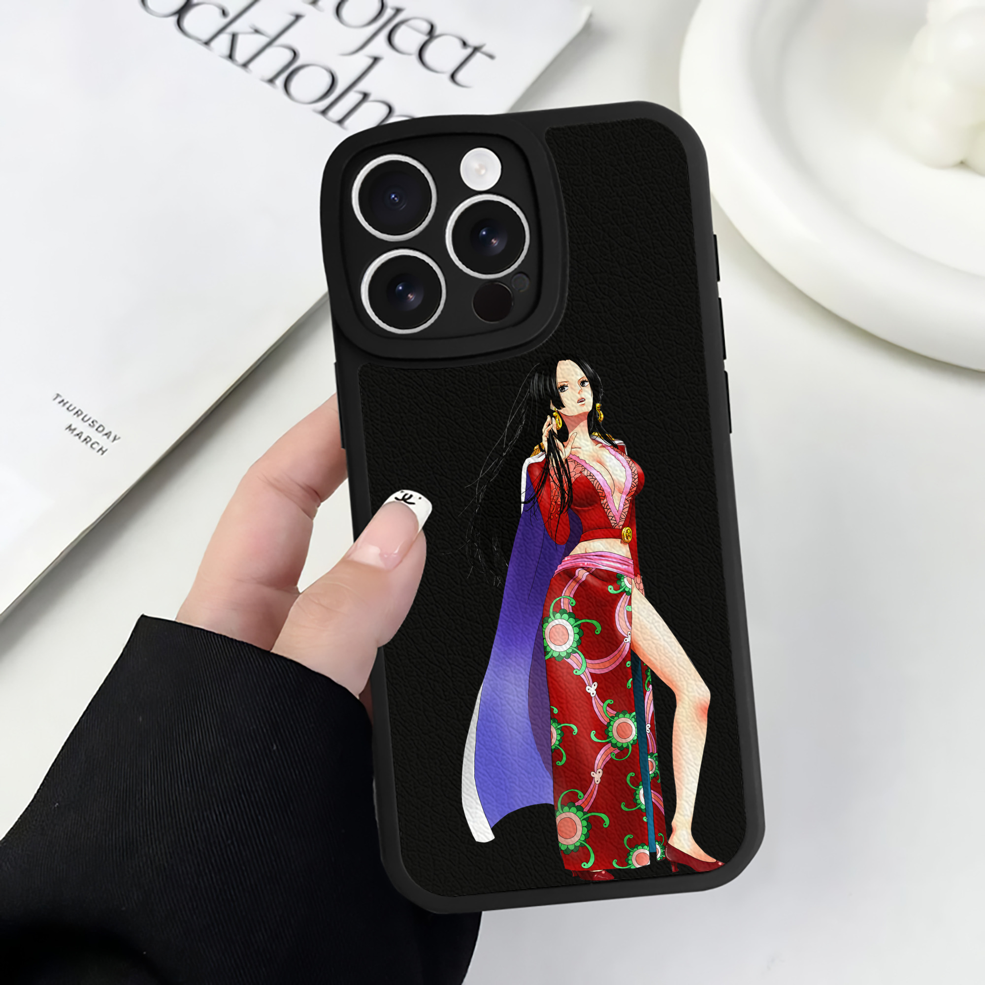 （画像用） ワンピース ボア・ハンコック ONE PIECE Boa·Hancock 【iPhone 16シリーズ対応】シリコンスマホケース（レザー調） 材質：シリコン